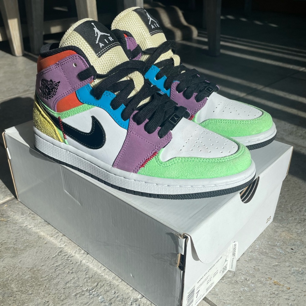 Women’s Jordan 1 mid “Lightbulb”